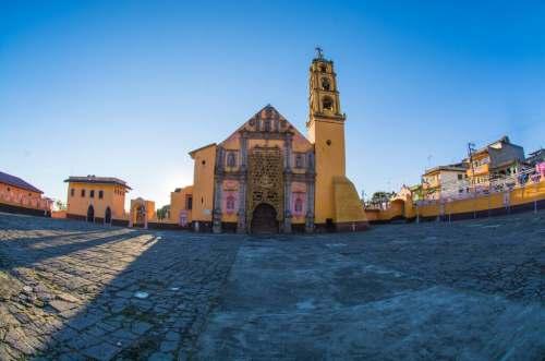 En el pueblo de Chignautla, a tan solo unos cuantos minutos de la ciudad de Teziutlán se encuentra la iglesia consagrada a San Mateo Apóstol, la cual empezó a construirse en el