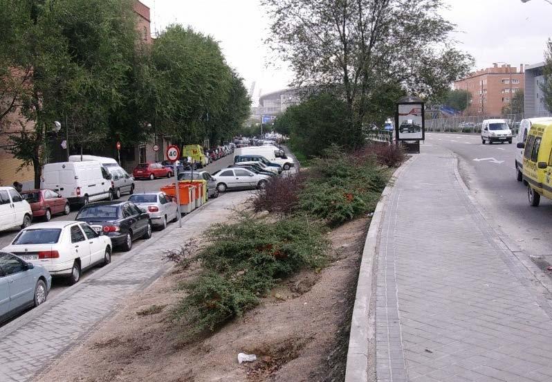En el lado par hay en el primer tramo una franja verde (véase sección) y posteriormente un aparcamiento (véase foto). Avenida de Arcentales entre Av.