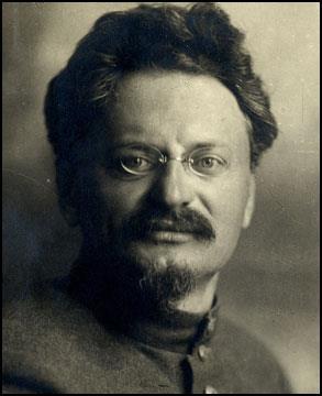 Trotski era la figura más destacada entre los sucesores de Lenin, y Stalin desempeñaba la secretaría del Partido Comunista de la Unión Soviética (PCUS).