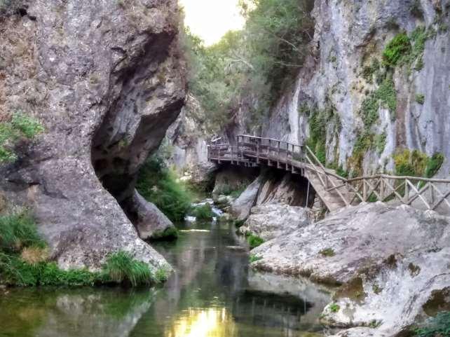 DESCRIPCIÓN Os proponemos una "escapada" a La Sierra de Cazorla, en Jaén.