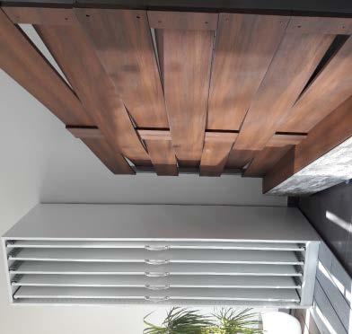 13,5 colores Wood/Coffee/Grey/Sand). Se instalan los soportes metálicos y el perfil vertical en el centro del tramo.