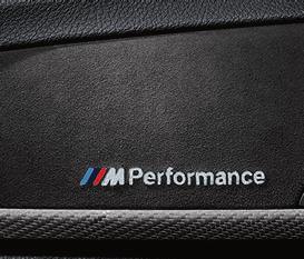 + Molduras interiores BMW M Performance con Alcántara Detalles de diseño para la vista y el tacto. Fibra de poro abierto combinada con Alcántara, con la marca M Performance bordada.