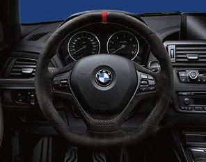 Aro de volante plano por la parte inferior y moldura de poro abierto. Moldura BMW M Performance para el conmutador de selección Exclusiva moldura.
