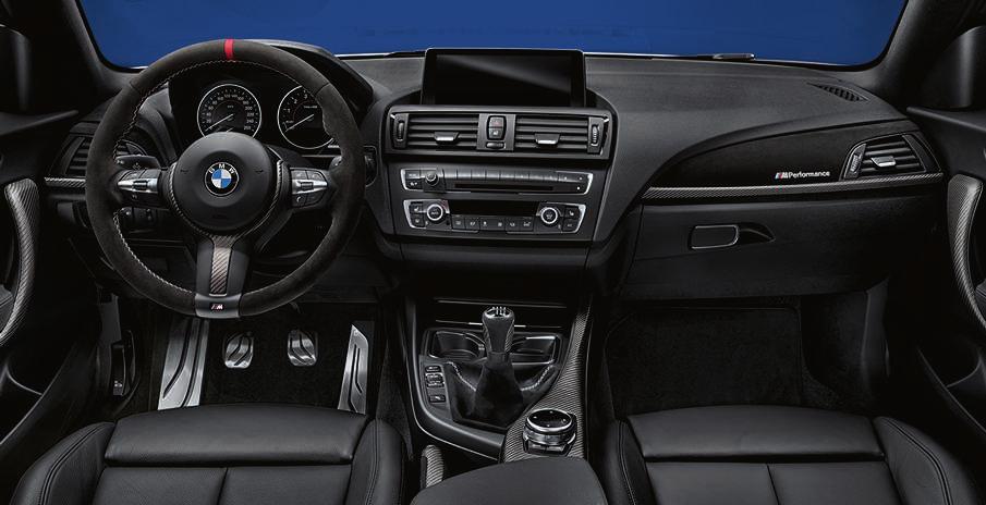 Molduras interiores BMW M Performance de carbono con Alcántara Las molduras interiores con Alcántara dan al vehículo un toque de diseño.