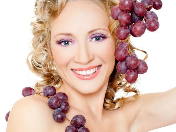 UVA: aliada de belleza Las uvas tienen muchos componentes benéficos para la piel entre los que se encuentran: los polifenoles, la vitamina A y otros antioxidantes.