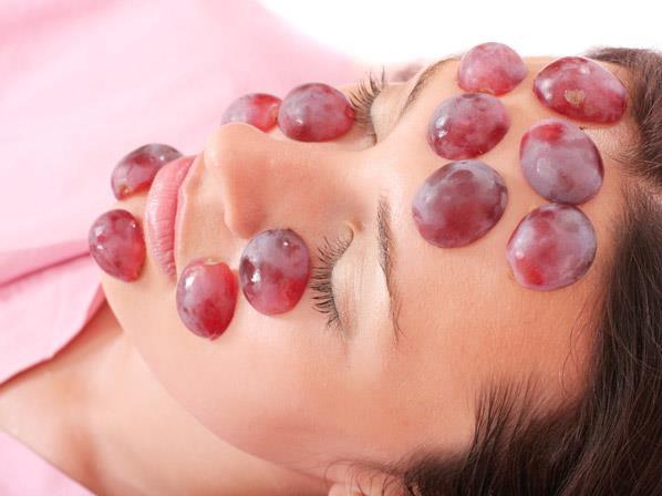 Fuente de hermosura Las cataplasmas de uva en la piel la ayudan a regenerar células y a evitar arrugas, simplemente hay que machacar algunas con todo y su cáscara