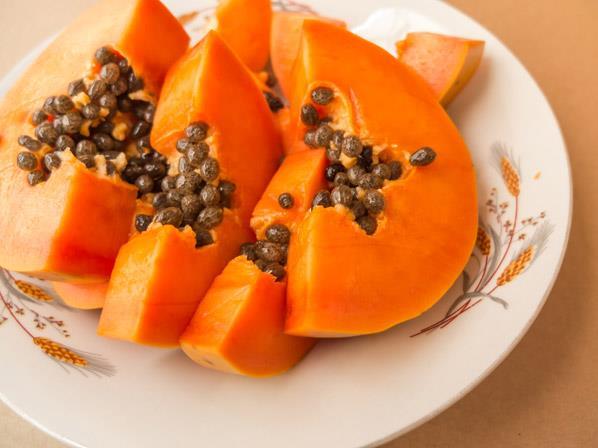 PAPAYA: amiga de la piel La papaya contiene papaína, una gran fuente de antioxidantes y está