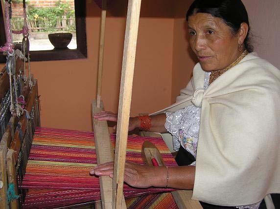 Día 7.- Otavalo; Conoceremos a la organización de mujeres indígenas Huarmi Maqui, aprenderemos el arte de hilar y como se elaboran preciosos tapices, pañuelos y demás artesanías textiles.