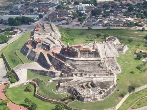 Según la UNESCO, el conjunto de todas sus edificaciones es el más completo de toda Sudamérica Castillo de San Felipe De Barajas Debido a la importancia cultural que