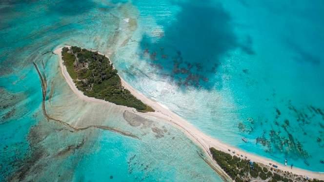 Cayo rocoso es un pequeño cayo de coral, que está a unos doscientos metros de la isla, y al cual se puede acceder caminando, dada la poca profundidad del agua. Es un sitio preferido por los turistas.