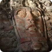 Se cree que tales mascarones de casi dos metros de altura representaban al dios solar Kinich Ahau. Parte del estuco y del pigmento rojo que los recubría se conserva.