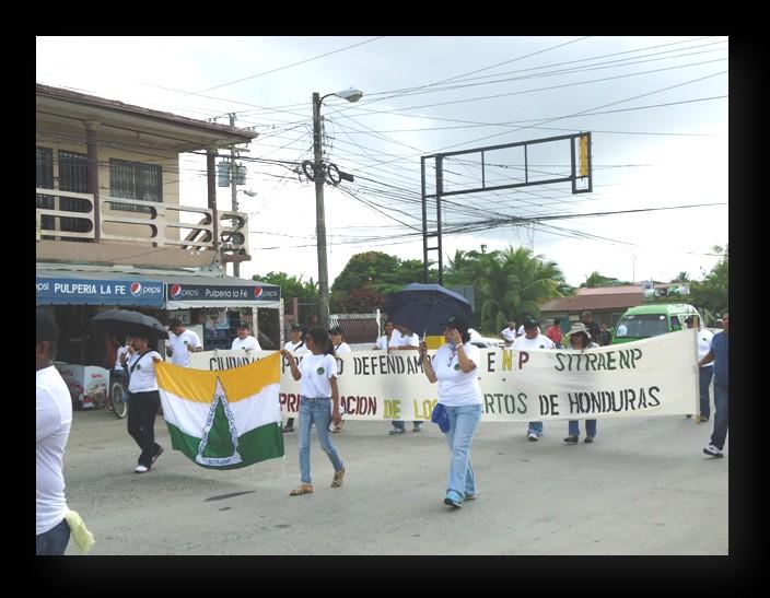 La marcha inició desde el sector del Bario La Laguna hasta llegar al Parque Central; durante el recorrido los obreros exigieron mejoras laborales como