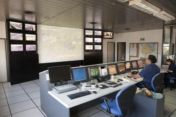 SISTEMAS INTELIGENTES DE AUTOPISTA Instalaciones sistema ITS +650 espiras magnéticas 42 estaciones de toma de datos (ETD) 40 domos CCTV sobre
