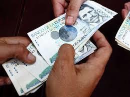 El dinero cumple, principalmente, tres funciones: 1- Medio de cambio: Con el dinero se realizan las transacciones económicas y los intercambios; es decir, se compran y se venden