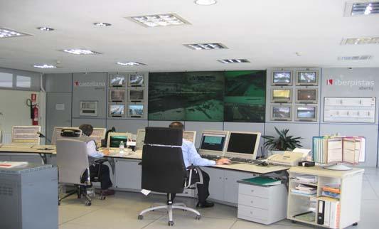 Centro de Control Con dos ordenadores principales funcionando en configuración CLUSTER, un tercer ordenador de emergencia y una botonera de seguridad para el control de la ventilación, iluminación y