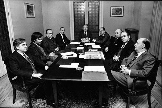 La Platajunta En 1974 se constituyó la Junta Democrática liderada por el PCE (Carrillo), así como otras fuerzas como la socialista popular de Tierno Galván, CCOO Poco después se creó la Plataforma