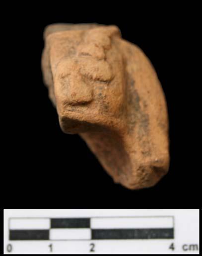 Figura 21. Muestra manufactura por moldeado del fragmento CHKF -, torso posiblemente antropomorfo (femenino?).