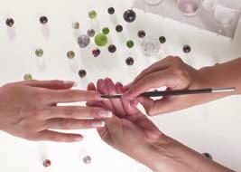 Fase de Preparación Tras rociar tus manos y las del cliente con Dermo Spray, eliminar el esmalte y limpiar las uñas usando