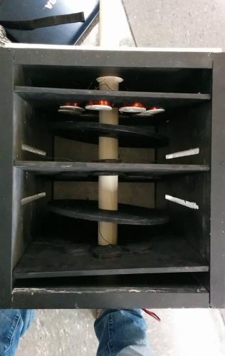 De la misma manera se han construido las tablas con las circunferencias concéntricas donde se montarán las bobinas. Las ruedas de madera tienen ensamblados a los imanes.