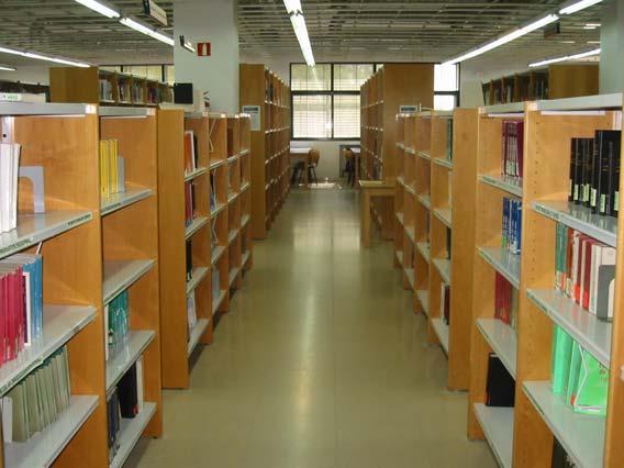 Colecciones de libre acceso En la primera planta se encuentra la sala de lectura, reprografía, las colecciones de libre acceso y la colección multimedia compuesta por CDs, DVD y películas.