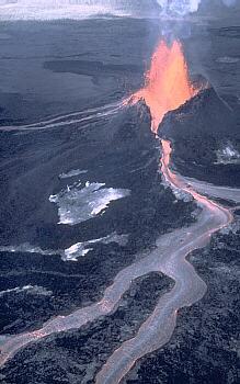 Tipos de erupción Hawaiana o efusiva Similar a la islándica pero el flujos de lava ocurre a través de un orificio