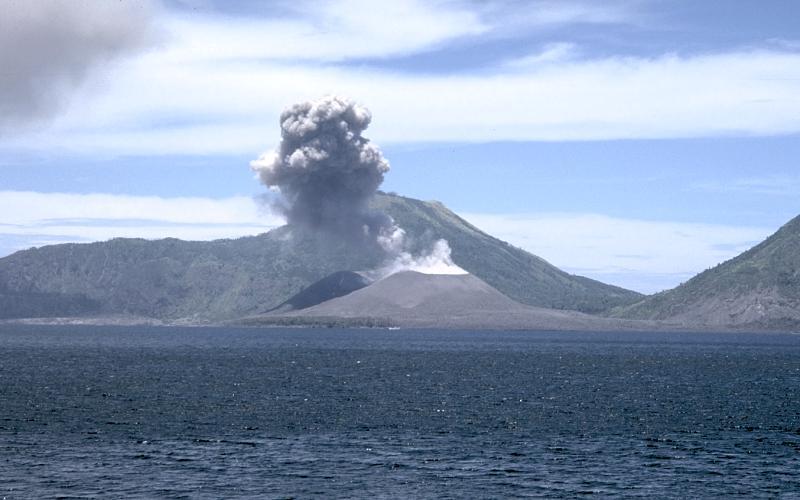 Tipos de erupción Vulcaniana Erupciones forman nubes obscuras y de gran elevación (3 a 15 km) de vapor, cenizas y gases. La forma de la nube es similar a una ceta.