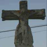 DESCRICIÓN: Cruceiro de crucifixo feito de granito, pero reparado