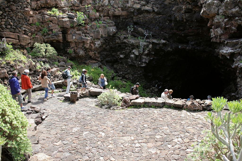 naturales de inigualable belleza y de un importante valor turístico: La Cueva de los Verdes.