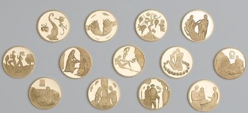 Esta tradición es de origen mozárabe. Los novios intercambiaban doce monedas, una por cada mes del año y añadían una moneda más para los pobres.