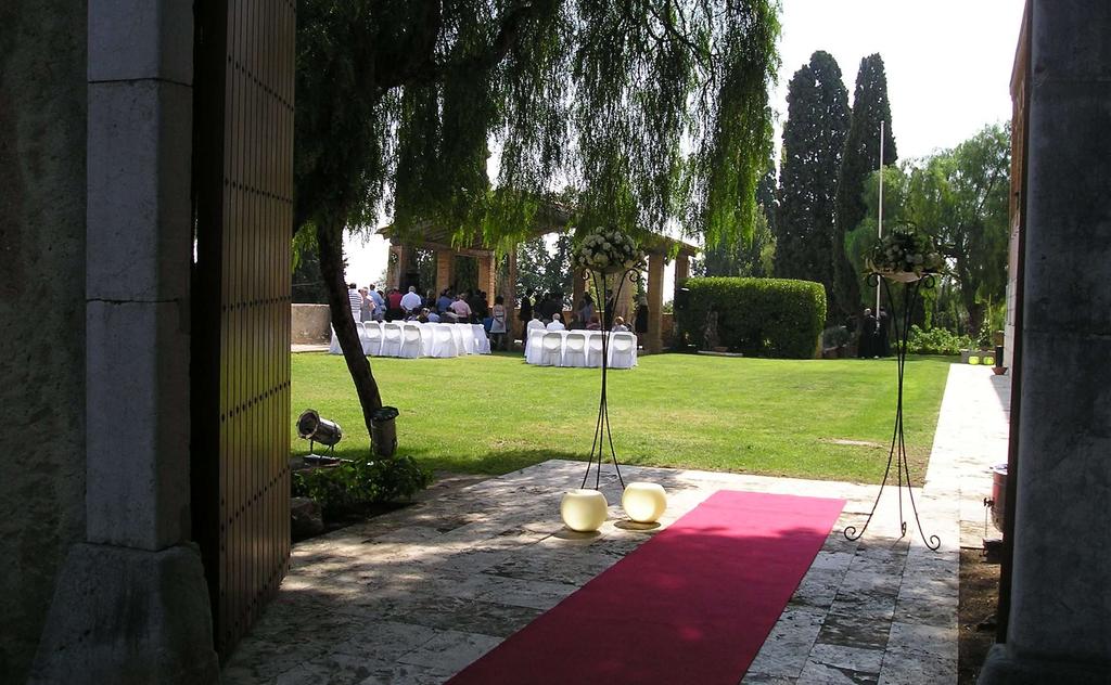 LES CERIMÒNIES A la pots celebrar oficialment la cerimònia civil del teu casament, doncs forma part de l'oferta d'equipaments municipals que l'ajuntament de Vilanova i la Geltrú ofereix a la