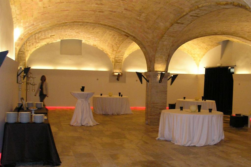 LA SALA DE LES VOLTES La Sala de les Voltes, antic celler actualment convertit en sala polivalent, manté el sostre de volta catalana originari