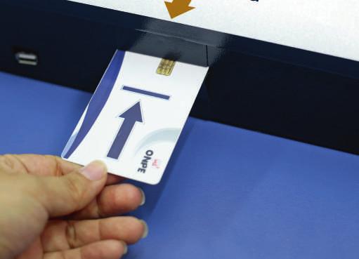 INSTALACIÓN SUFRAGIO Paso 2 Coloca la Tarjeta del elector (de color azul), con la punta de la flecha hacia