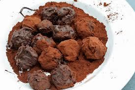 Este proceso de alcalinización aumenta el ph del chocolate de 5.5 a 7 u 8, y esto incremente la habilidad de dispersarse en un líquido y suavizando el sabor amargo.