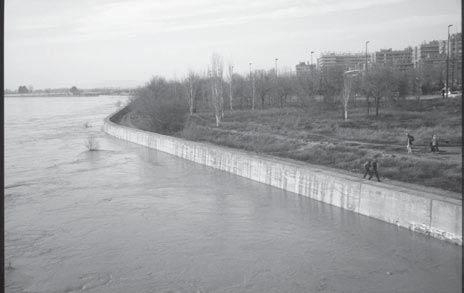Figura 5: muro defensivo en el tramo urbano del Ebro en la ciudad de Zaragoza durante la riada de febrero de 2003. Foto: J. del Valle.