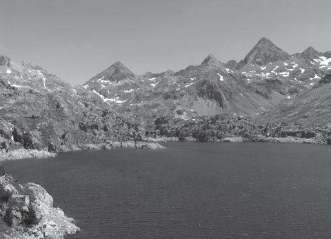 En ocasiones se aprovechan zonas naturales como lagunas o ibones (lagos de alta montaña en el Pirineo Aragonés), lo que significa su desnaturalización, pues sus características, dinámica, morfología