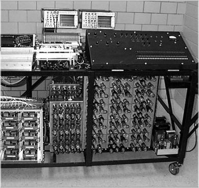 SEGUNDA GENERACIÓN DE COMPUTADORAS (1958-1964) En ésta generación las computadoras se reducen de tamaño y son de menor costo.
