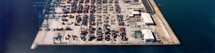 Está dotada con las tres gruas pórtico más grandes del mundo, con una capacidad de carga de 50 buques al mes, representando unos 400.000 contenedores al año.