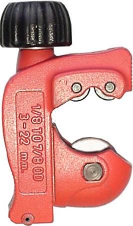 conéctela con una manguera a un tubo de R-410 A, como se indica en las imágenes a continuación: Remover las tapas de las llaves de servicio.