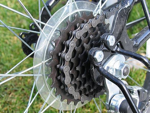 Los ciclistas profesionales suelen utilizar un grupo de cinco piñones de diámetro creciente, acoplados a la rueda posterior, y dos catalinas solidarias al pedalier.