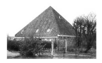 GRANJAS Aquí ves una fotografía de una casa de campo con el tejado en forma de pirámide