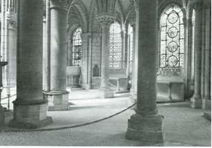 Cada una de las capillas esta iluminada por dos grandes ventanas situadas a