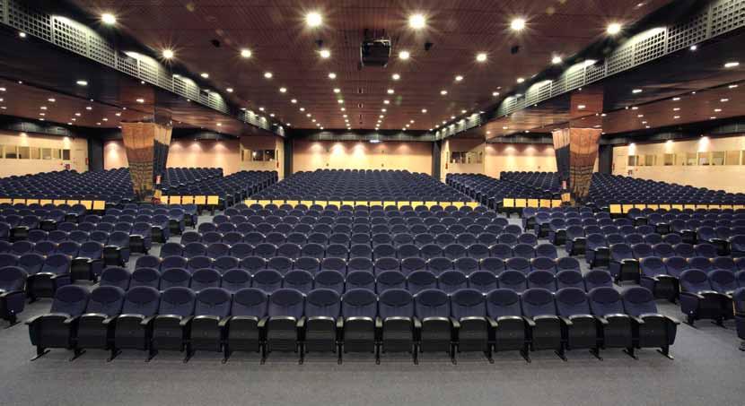 Auditorium 1520 plazas/seats El Auditórium posee un total de 1.520 butacas con mesas de trabajo plegables, pudiéndose dividir en tres auditóriums independientes.