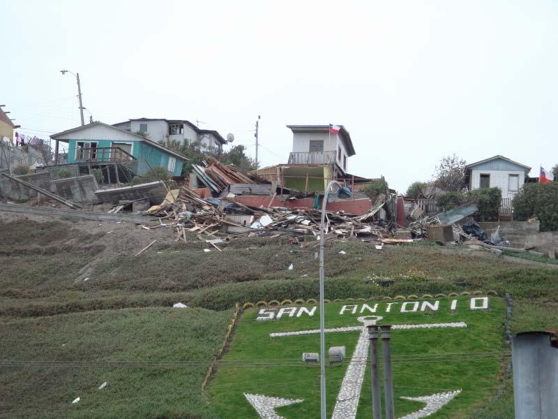1 c. En un cerro detrás del Mall del Puerto de San Antonio (Cerro Alegre) el sismo hizo colapsar casas ubicadas en el borde de paleodunas (Fig. 6).