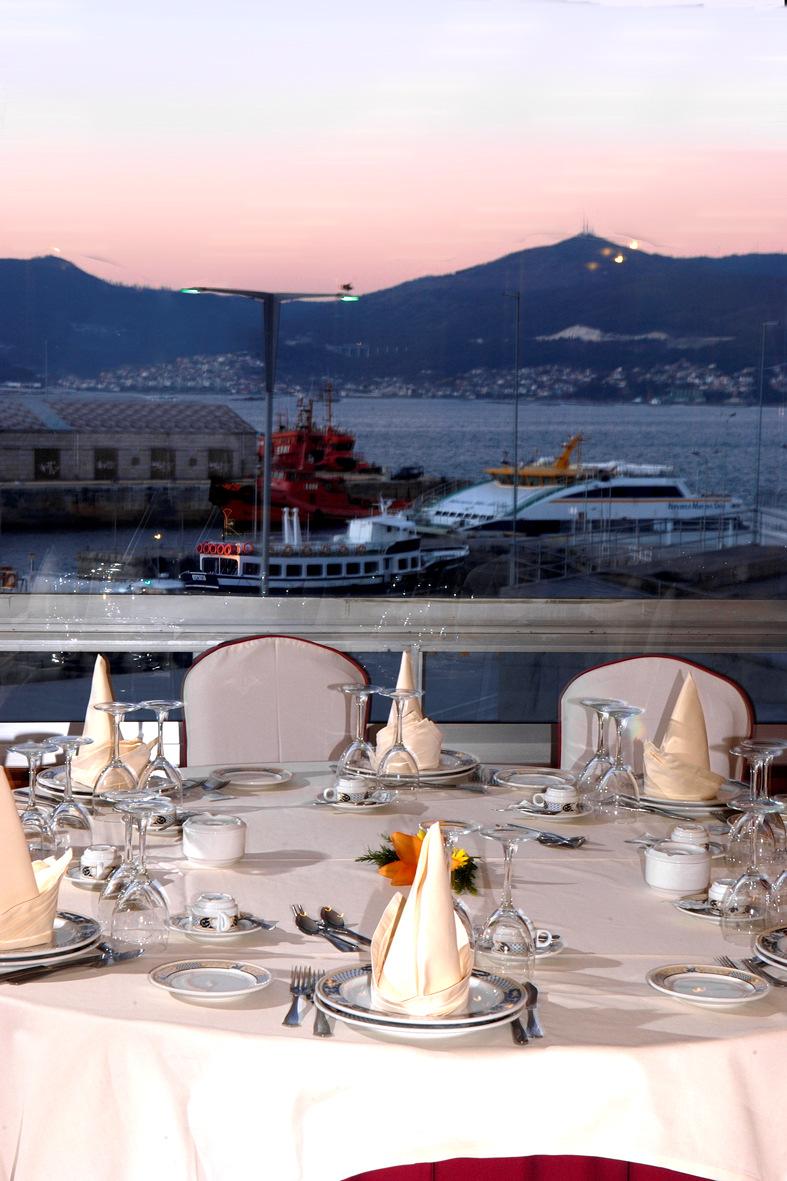 Restauración con nombre propio: Marisquería Bahía de Vigo a. El Hotel Bahía de Vigo pone a disposición de sus huéspedes su restaurante Marisquería Bahía, inaugurado en 1999.