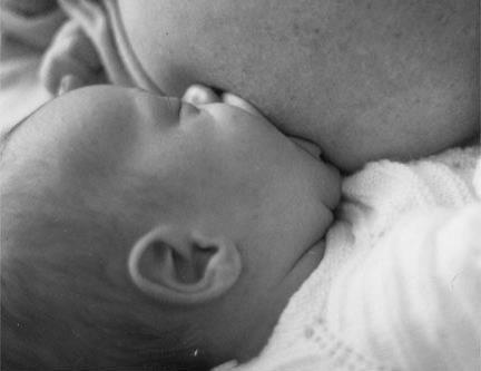 Para lograrlo puedes rozar con tu pezón el labio superior (la zona del bigote) del niño, y cuando abra mucho la boca, como para bostezar, acercas el bebé al pecho con un rápido movimiento del brazo
