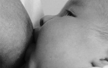 Cuando el bebé está bien cogido al pecho verás su boca muy abierta, abarcando una buena porción de pecho.