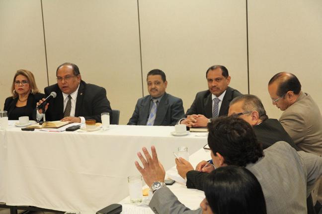 Leonardo Ramírez Murcia junto al Gerente General de Administración y Finanzas, Lic. Adalberto Chávez y el Gerente Financiero, Lic. Juan Palma.
