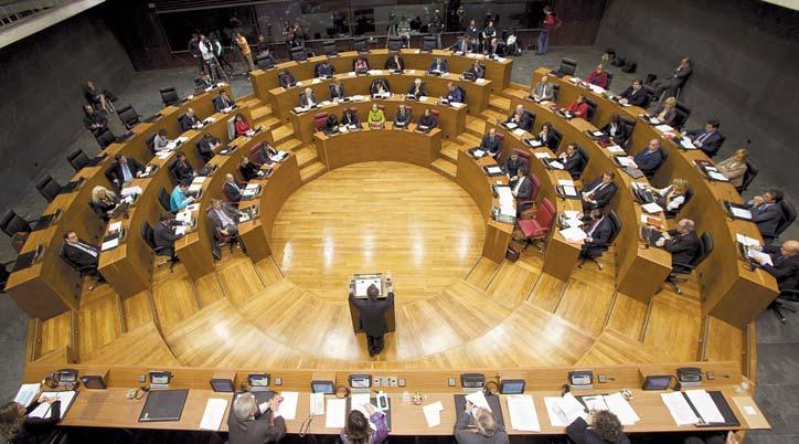 EL PARLAMENTO DE NAVARRA El Parlamento de Navarra está formado en estos momentos por 50 Parlamentarios y Parlamentarias, elegidos por sufragio universal.