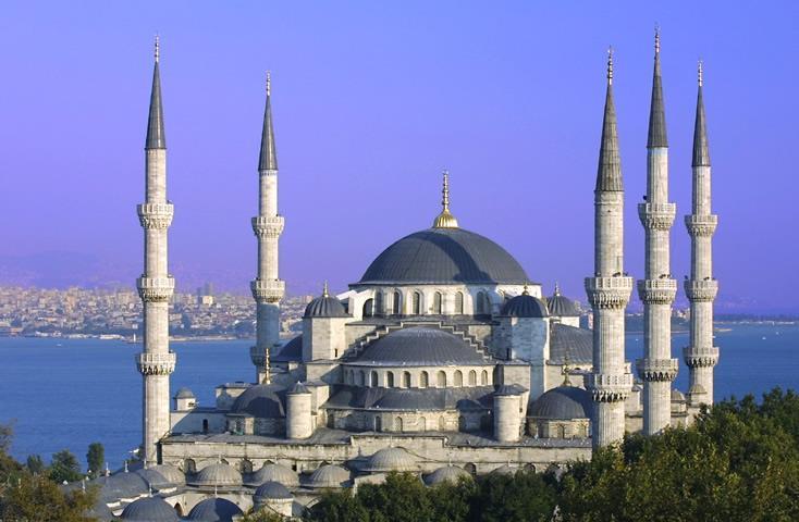 La iglesia bizantina de planta central: Santa Sofía Basílica de Santa Sofía Mezquita Azul de Estambul La solución de la cúpula sobre pechinas, conocida desde tiempos romanos, permite crear un amplio