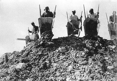 Trabajadores forzados en un campo de trabajo de Siberia La feroz represión se extendió también al propio ejército, que quedó muy debilitado por las purgas, y a las